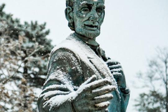 冬天的林肯雕像.
