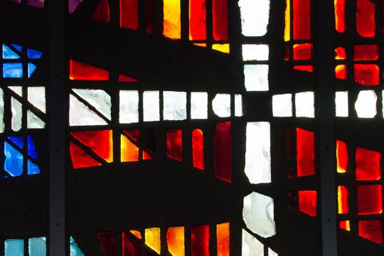 A的彩色玻璃照片. F. Siebert教堂.
